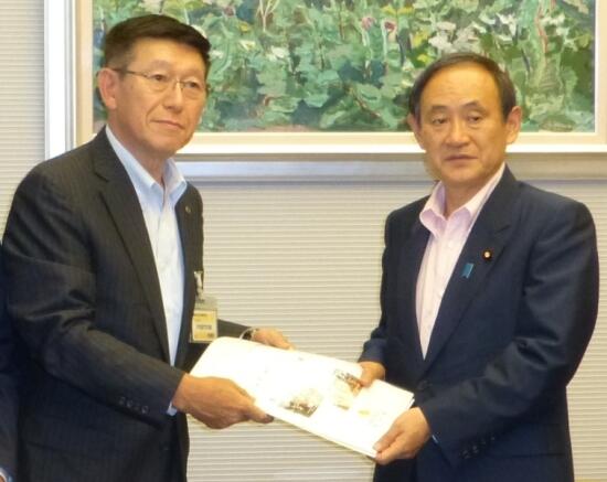 画像:菅内閣官房長官への要望活動の様子